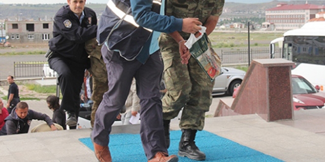 Ankara'da gözaltında bulunan 46 asker tutuklandı