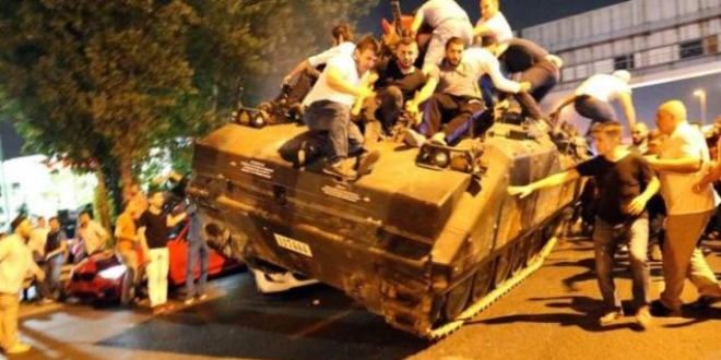 'Canları pahasına askeri araçların çıkışını engellediler'