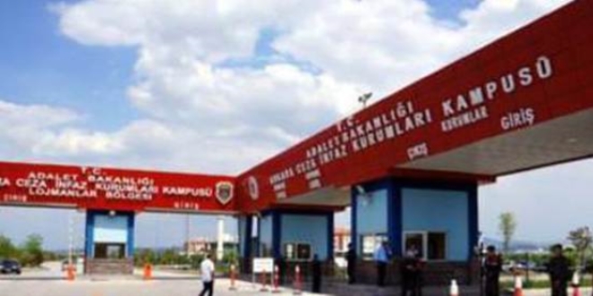 FETÖ'cü gardiyanlar cezaevine silah sokarken yakalandı