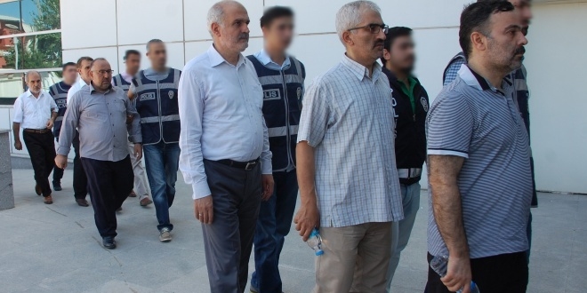 Kocaeli'de gözaltına alınan 8 iş adamı, adliyeye sevk edildi