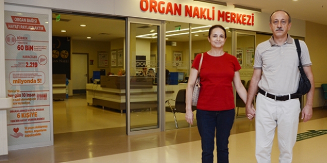 Doktor, 26 yıllık eşine böbreğini verdi