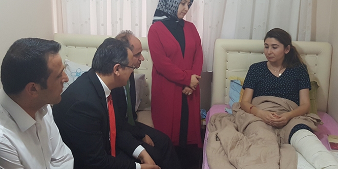 MEB bürokratları, 4 kurşunla yaralanan personelini ziyaret etti
