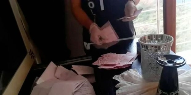 Pendik'te lüks site otoparkında 2 milyon 135 bin TL FETÖ parası