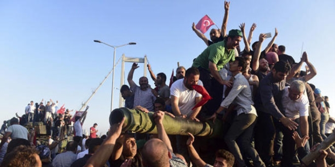 Türkiye, Filistin ve AK Parti bayrağı ile tankın üzerine çıkan genç