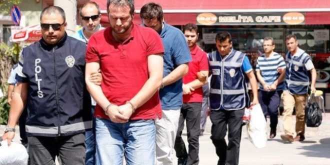 İzmir'de gözaltı olan emniyet personelinden 50'si adliyeye sevk edildi