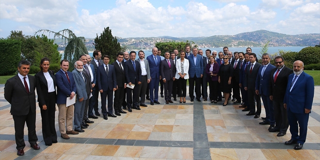 Erdoğan, medya yöneticilerini Hüber Köşkü'nde ağırladı