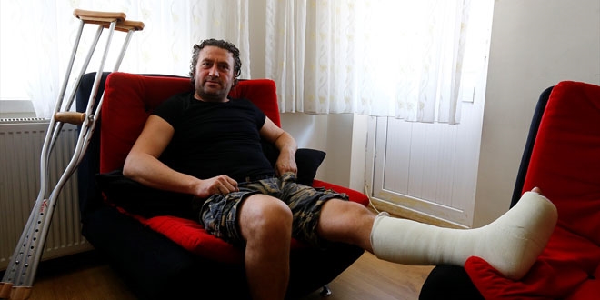 Tankın üstünde korkusuzca mücadele etti