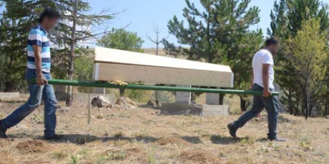 Gözaltında ölen öğretmen, eşinin memleketine defnedildi