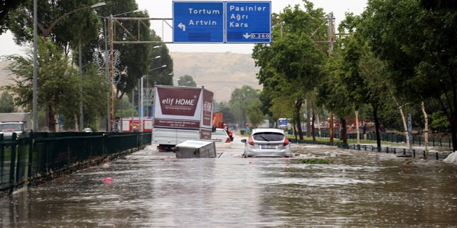 Erzurum'da sel, birok evi ve yollar su bast