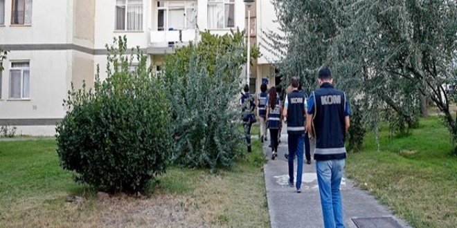 Balıkesir'de, 10 öğrenci evine baskın yapıldı
