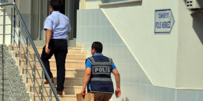 Karabük'te tutuklanan öğretmenin evinde arama yapıldı