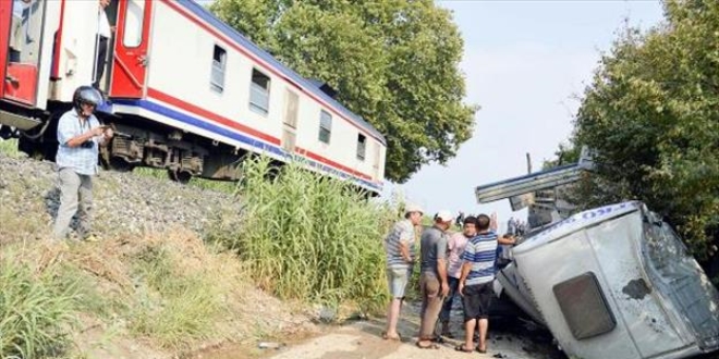 Manisa'da yolcu treni kamyona çarptı: 1 yaralı