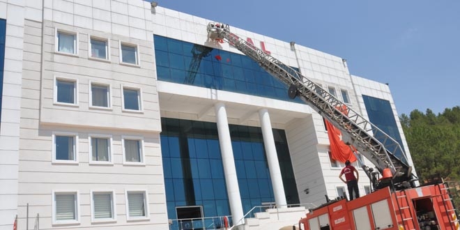 Adıyaman'da FETÖ'nün okullarından tabelaları söküldü