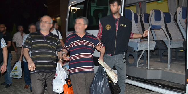İzmir'de bürokrasi imamı ve 19 kişi tutuklandı
