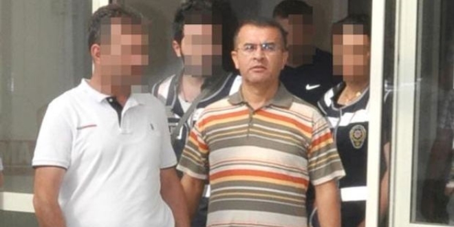 Polis müdürü dolarları balkondan atarken yakalandı
