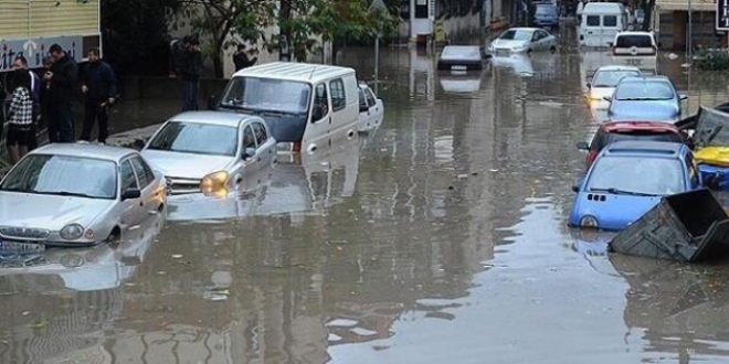 Bartın'da etkili sağanak nedeniyle bazı yollar ulaşıma kapandı