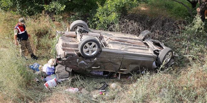 Öğretmen çift, yeni görev yerlerine giderken kaza yaptı