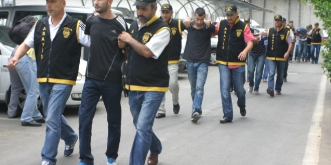 Sivas'ta 10 zabt katibi ile bir polis memuru gzaltna alnd