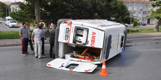 Kayseri'de ambulans ile otomobil çarpıştı: 5 yaralı