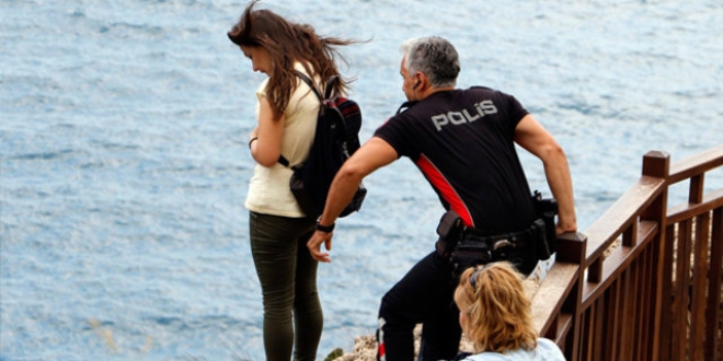 Kahraman polis genç kızı ölümün eşiğinden aldı