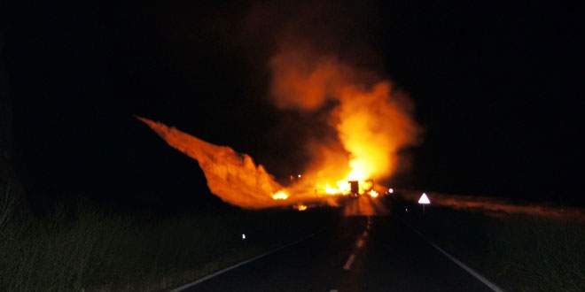 Bitlis'te teröristler yol kesip araç yaktı