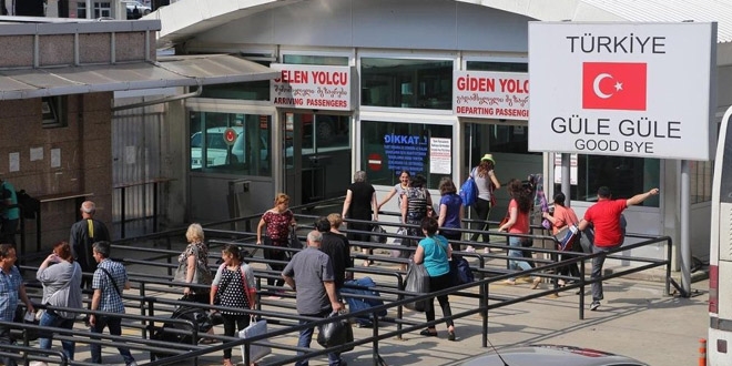 2'si öğretim üyesi 3 kişi, Gürcistan'a geçerken yakalandı