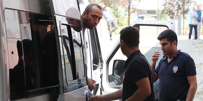 Düzce'de 9 polis ile 1 hemşire tutuklandı