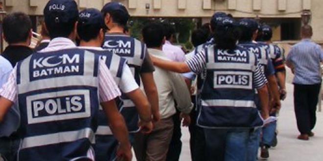 Batman'da 10 savc ve hakim ile 5 polis tutukland