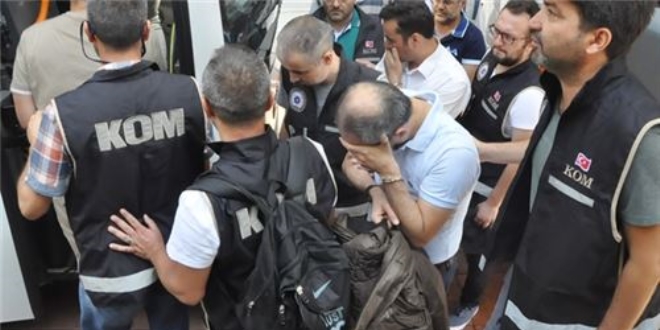 Muş'ta 6'sı zabıt katibi, 16 kamu personeli gözaltına alındı