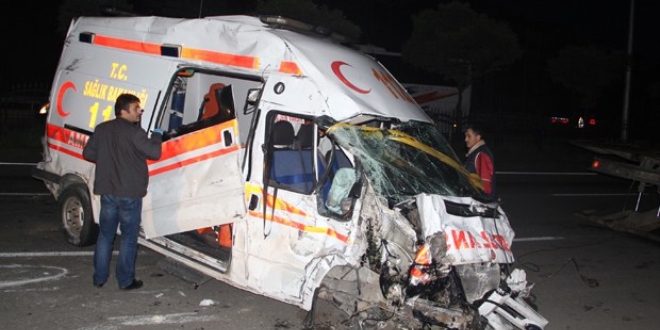 Ambulans akaryakıt tankerine çarptı: 3 yaralı