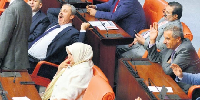 Yoğun gündem vekilleri yordu