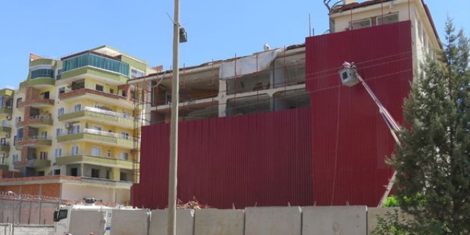 Saldırıda hasar gören Emniyet binası saç levha ile kapatıldı