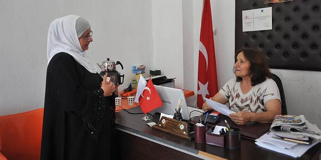 Mahallelilere yardımcı olmak için 3 dil öğrendi