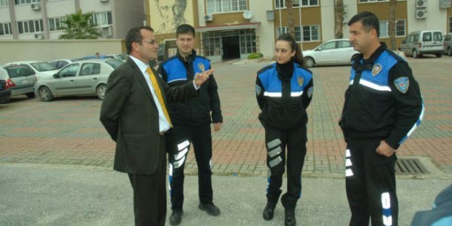 Polisten üniversiteye kayda gelenlere 'güvenlik' sunumu