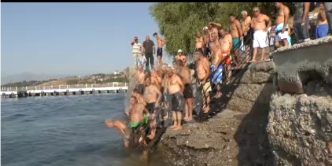 Sağlık için her sabah Van Gölü'nde yüzüyorlar