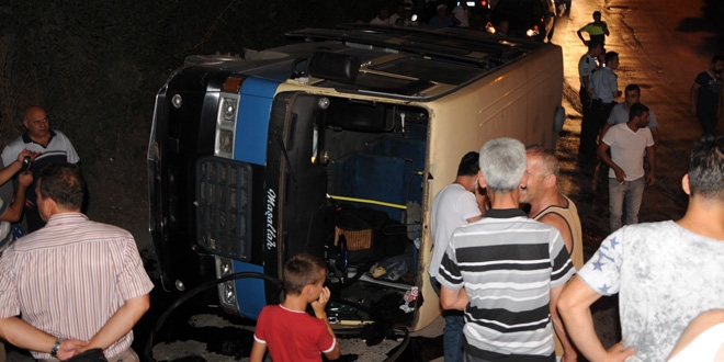 Zonguldak'ta yolcu minibüsü devrildi: 4 yaralı