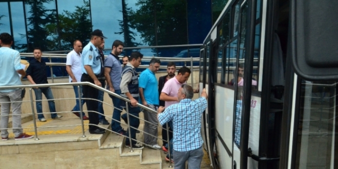 Sivas'ta mahkemeye sevk edilen 20 polis tutukland