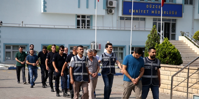 Sakarya'da 9 emniyet mensubu, 2 öğretmen tutuklandı
