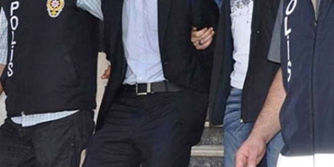 İzmir'de adliyeye sevk edilen 12 adliye çalışanı tutuklandı