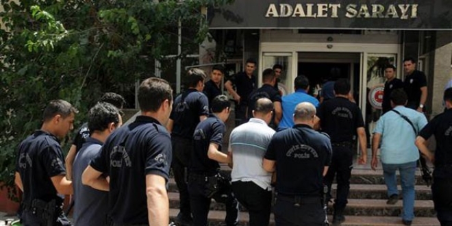 Bursa'da, ube mdrleri dahil 46 polis memuru gzaltna alnd