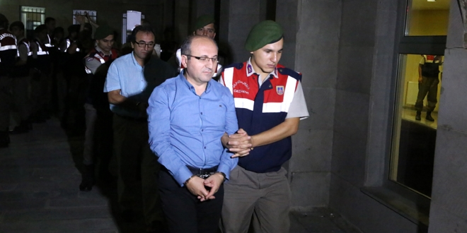 Isparta eski Valisi tutuklandı, 5 memur tahliye edildi