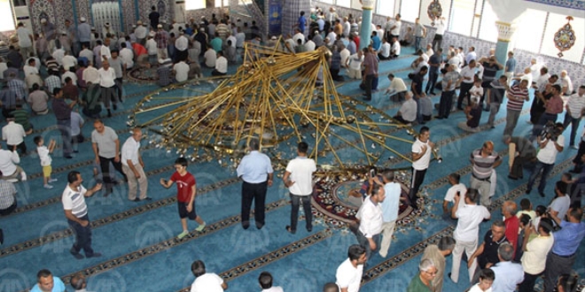 Kayseri'de Cami cemaatinin üzerine avize düştü: 11 yaralı