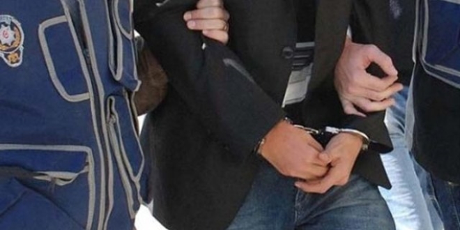 Aydn'da bir emniyet mdr ile bir polis tutukland