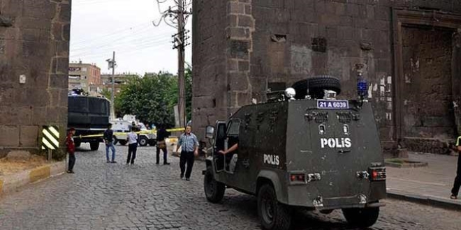 Diyarbakr Sur'da 6 mahalledeki sokaa kma yasa kalkt