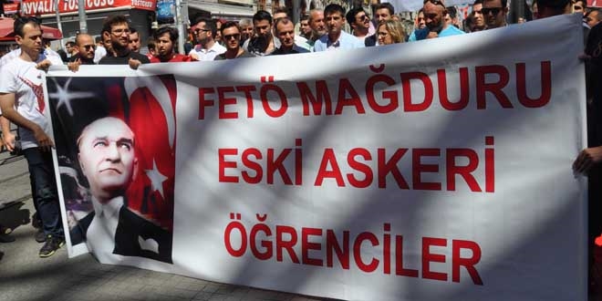 FET maduru askeri okul rencilerinden protesto