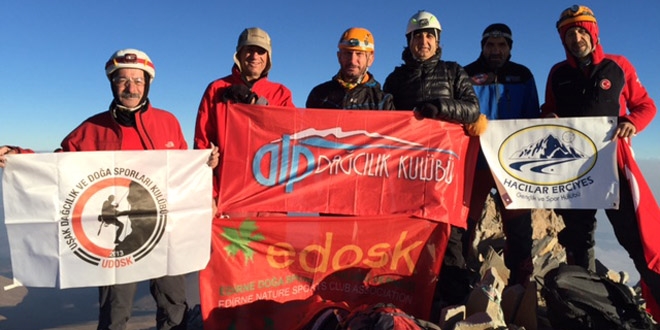 Öğretim üyesi adaylığını, Erciyes'in zirvesinde duyurdu