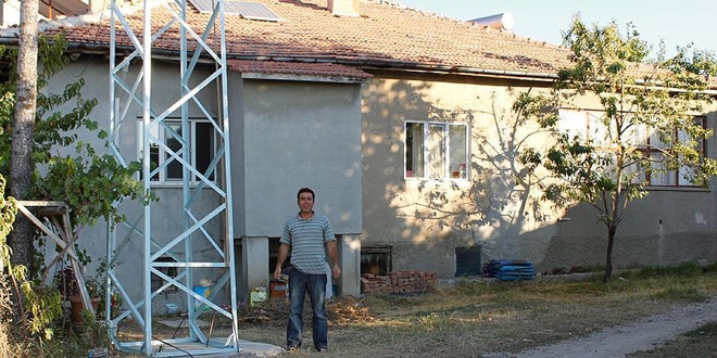 Evinin elektrik ihtiyacını rüzgar türbiniyle karşılıyor
