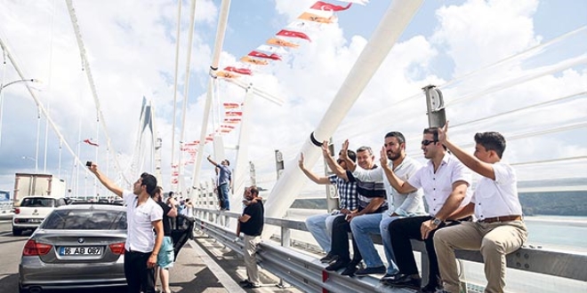 Köprüde selfie çılgınlığı yoğunluğa sebep oluyor