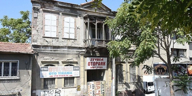 Tarihi eve otopark tabelası çaktılar