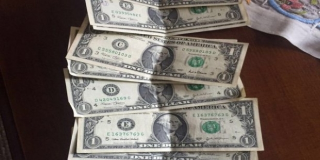 Adliye'ye giren şahıs üzerinden 10 adet 1 dolar çıktı